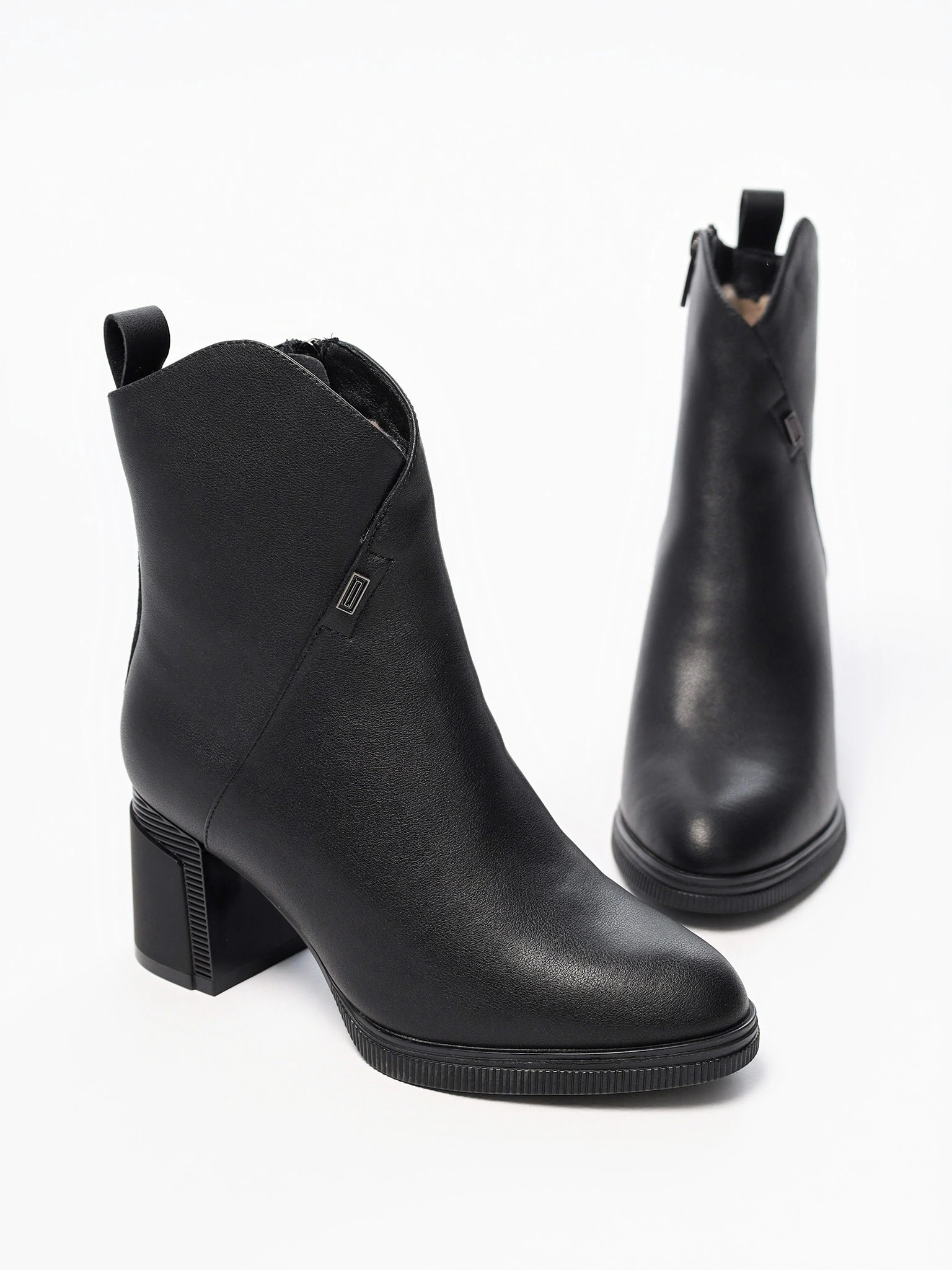 Ботильоны черного цвета на высоком каблуке